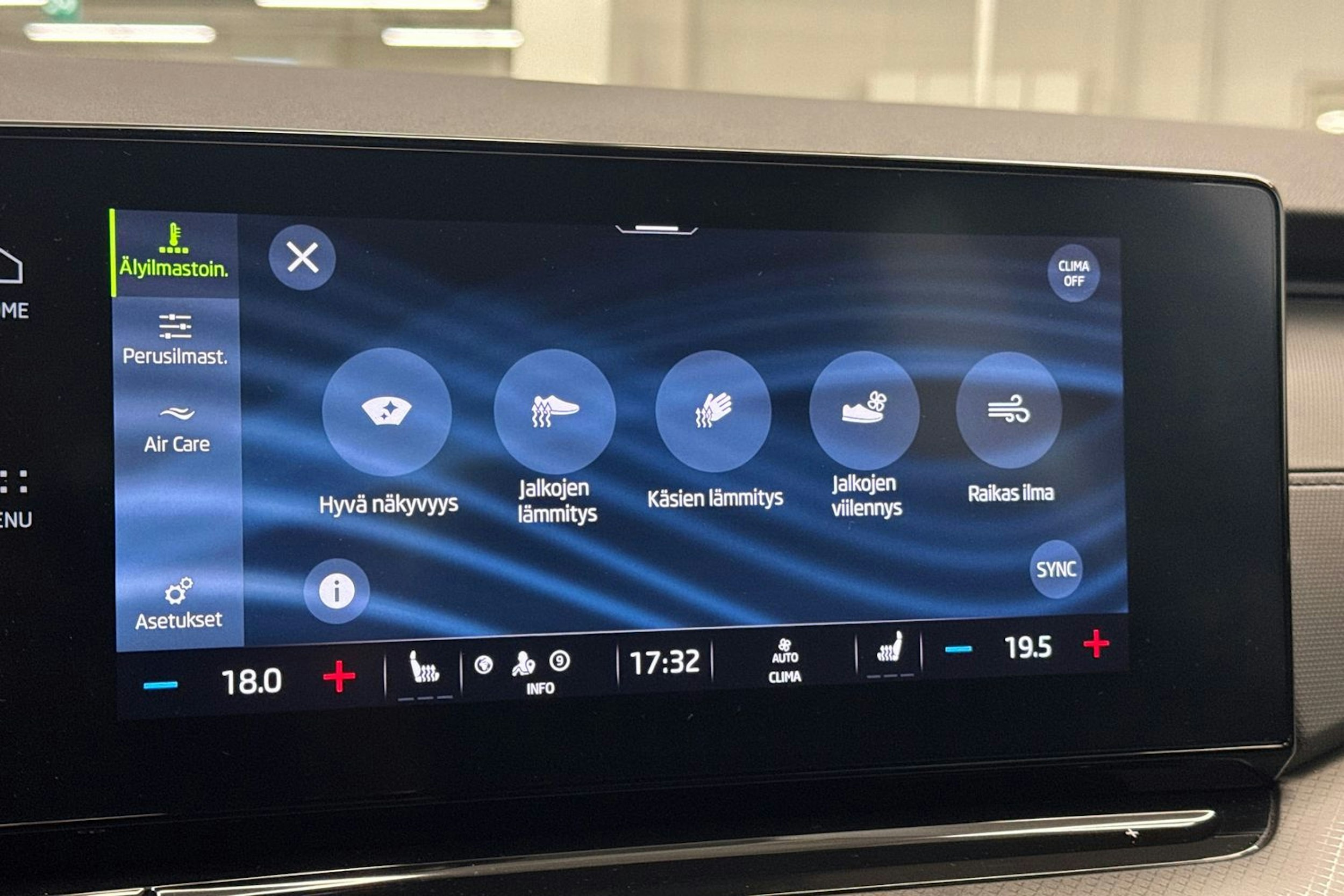 Valkoinen Skoda OCTAVIA 2021 kuva 29.