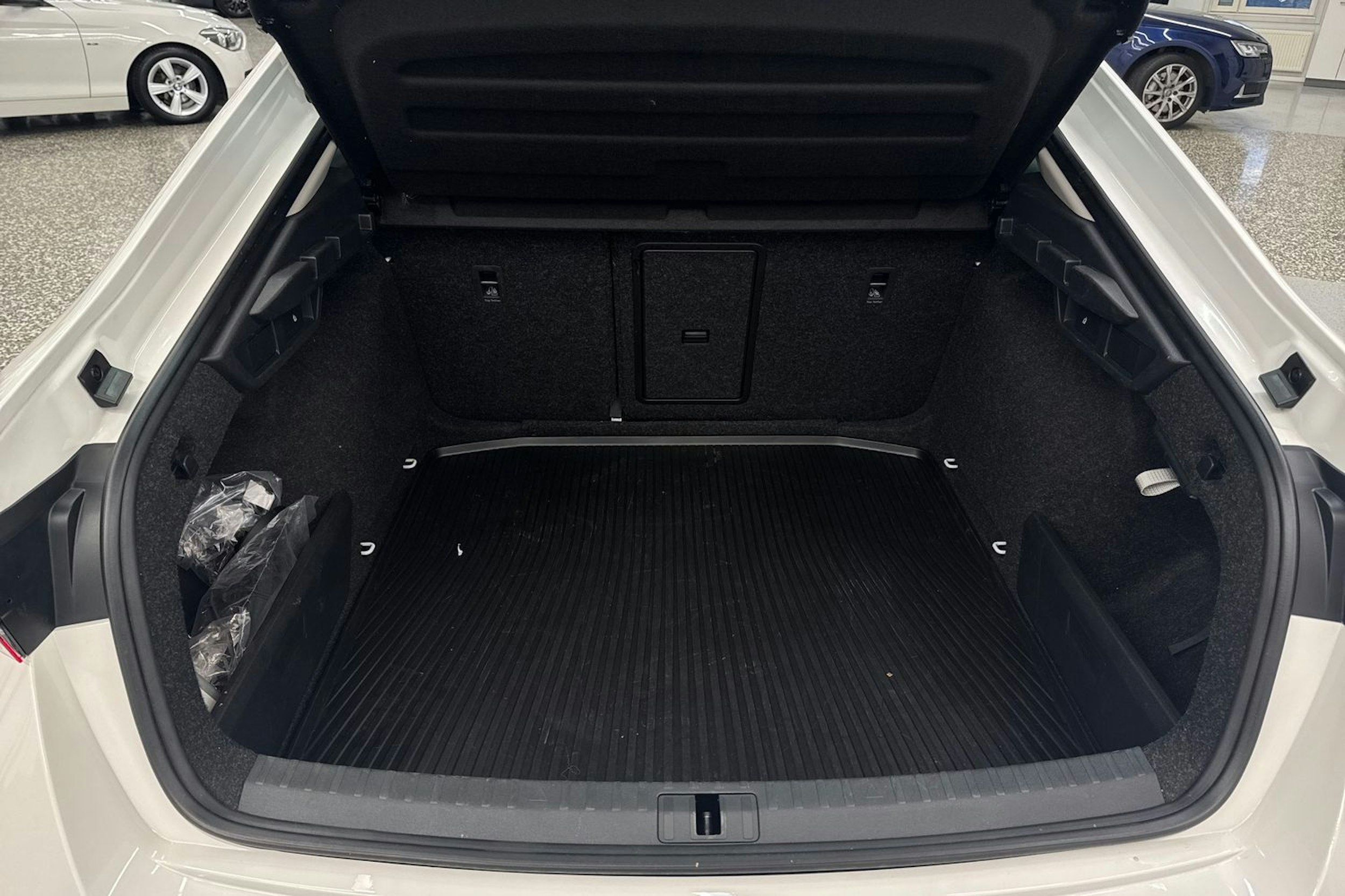 Valkoinen Skoda OCTAVIA 2021 kuva 31.