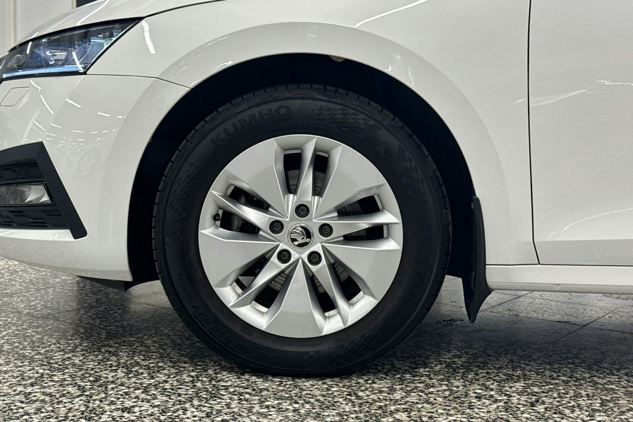 Valkoinen Skoda OCTAVIA 2021 kuva 32.