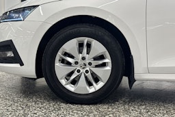 Valkoinen Skoda OCTAVIA 2021 kuva 32.