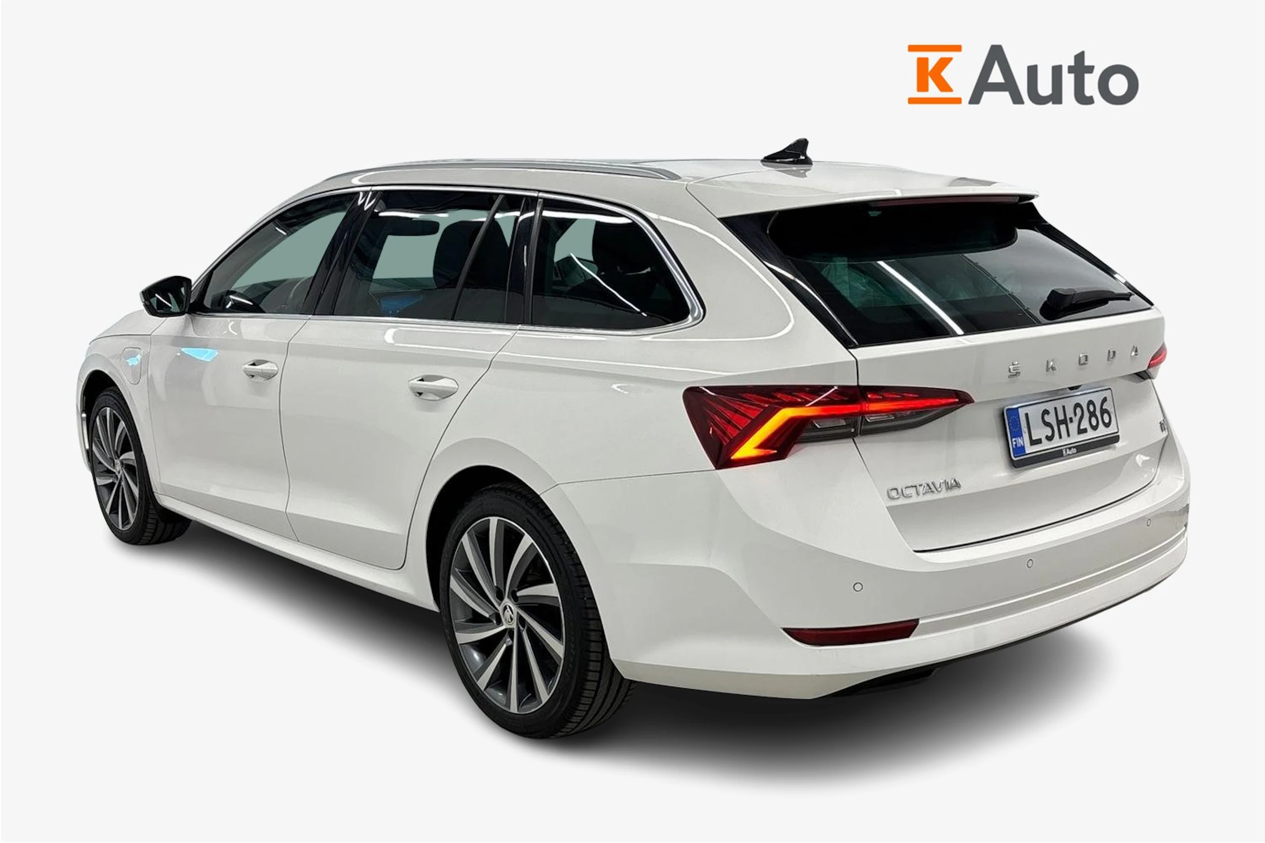valkoinen Skoda Octavia 2021 kuva 2.