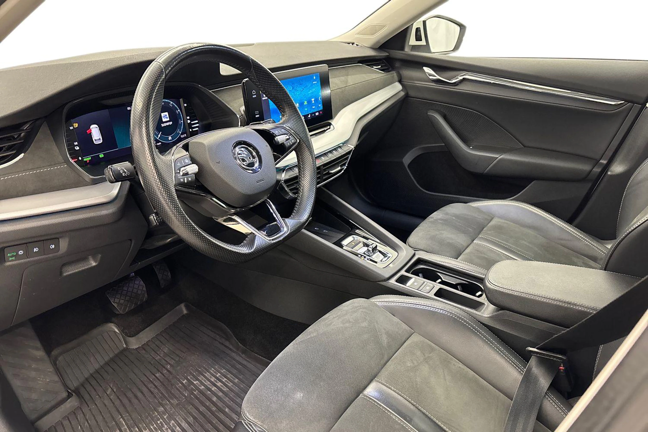 valkoinen Skoda Octavia 2021 kuva 6.