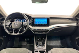 valkoinen Skoda Octavia 2021 kuva 7.