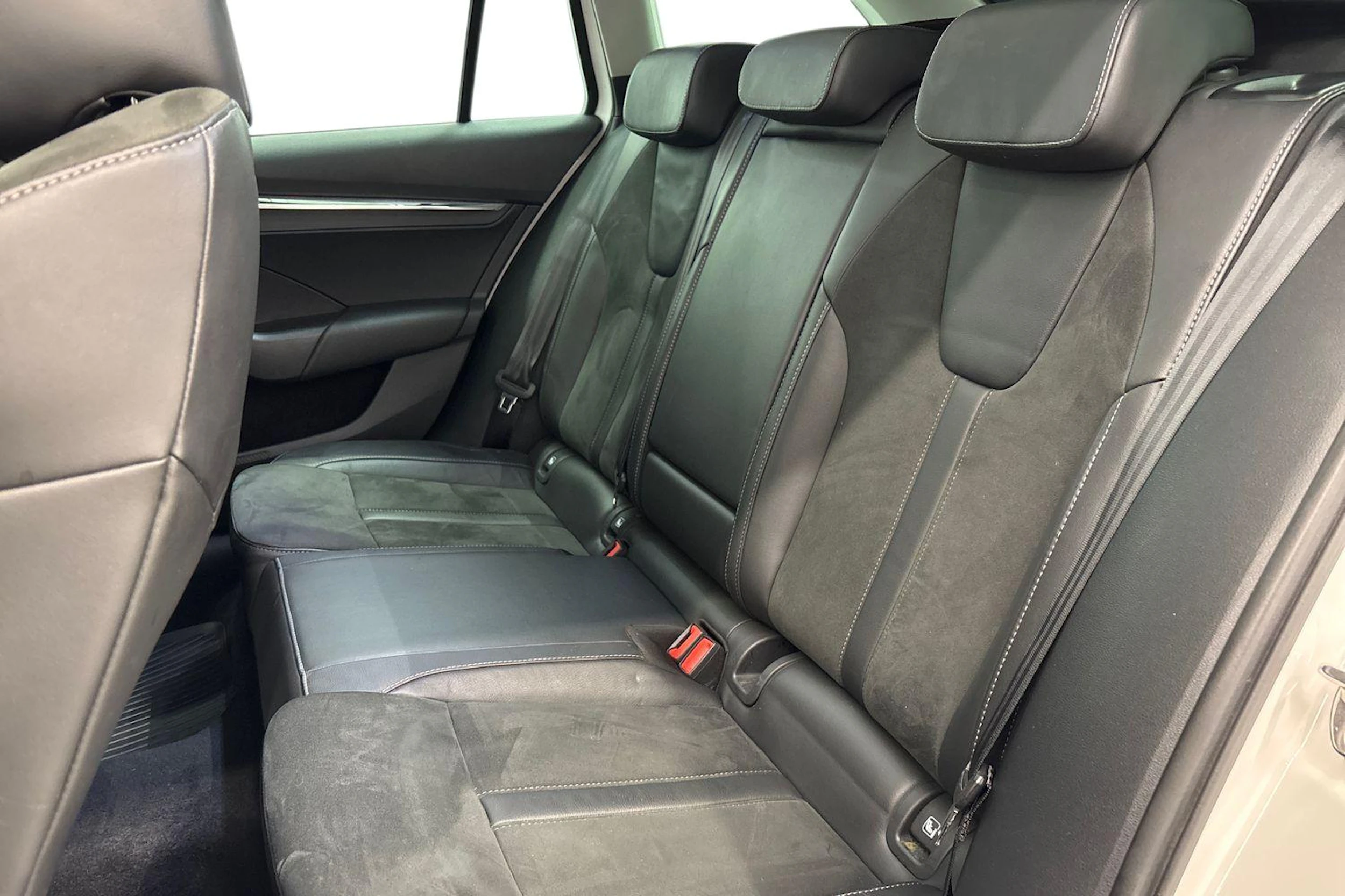 valkoinen Skoda Octavia 2021 kuva 8.