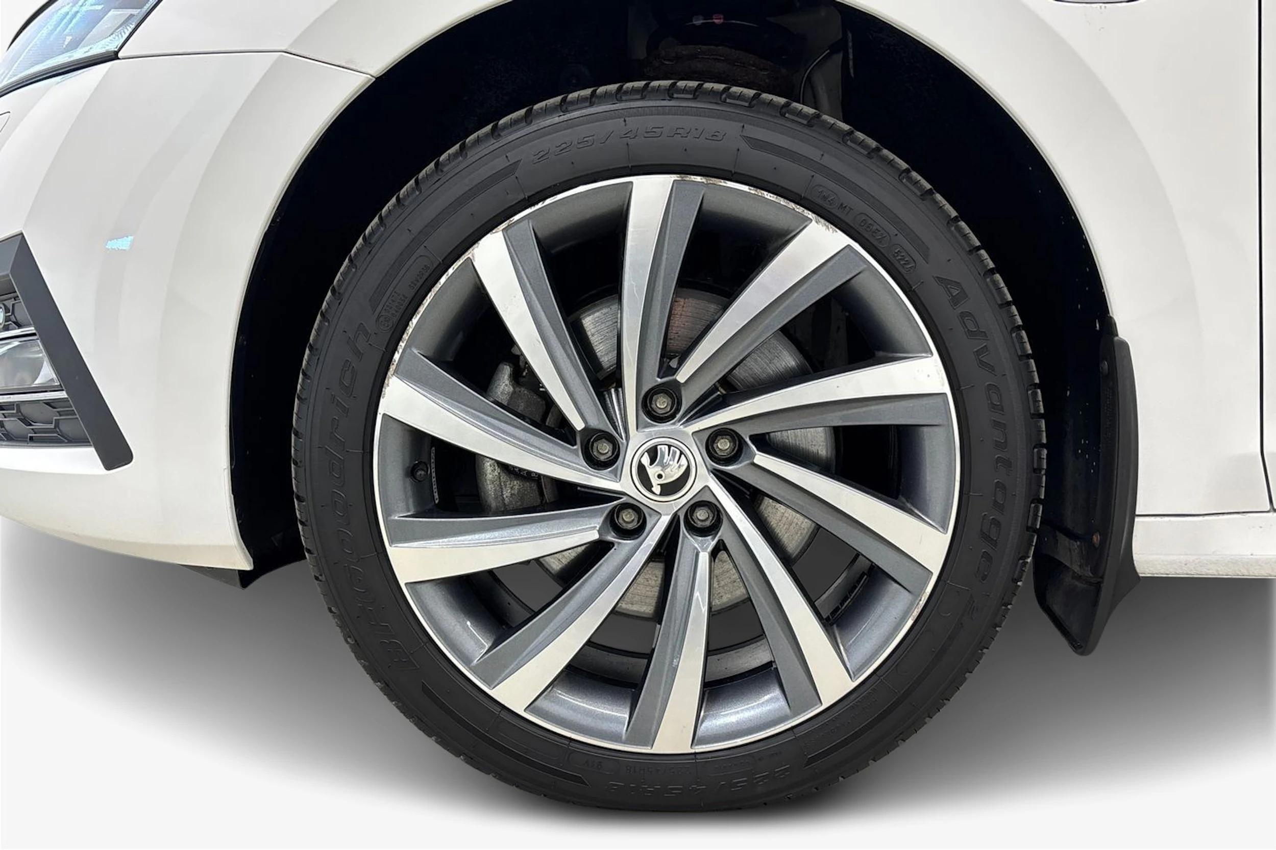 valkoinen Skoda Octavia 2021 kuva 9.