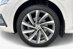 valkoinen Skoda Octavia 2021 kuva 9.