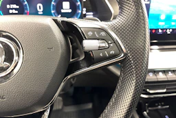 valkoinen Skoda Octavia 2021 kuva 14.