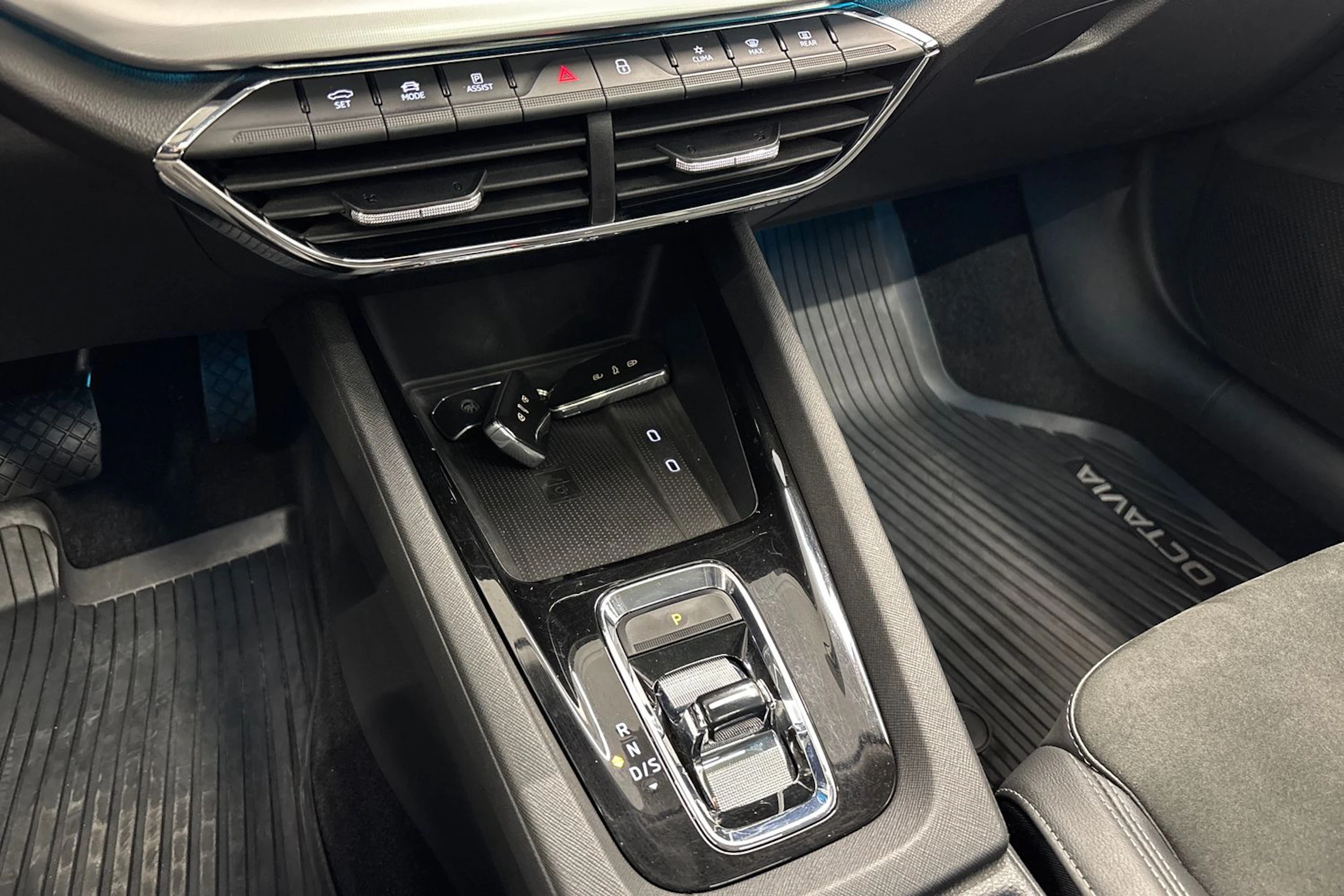 valkoinen Skoda Octavia 2021 kuva 16.