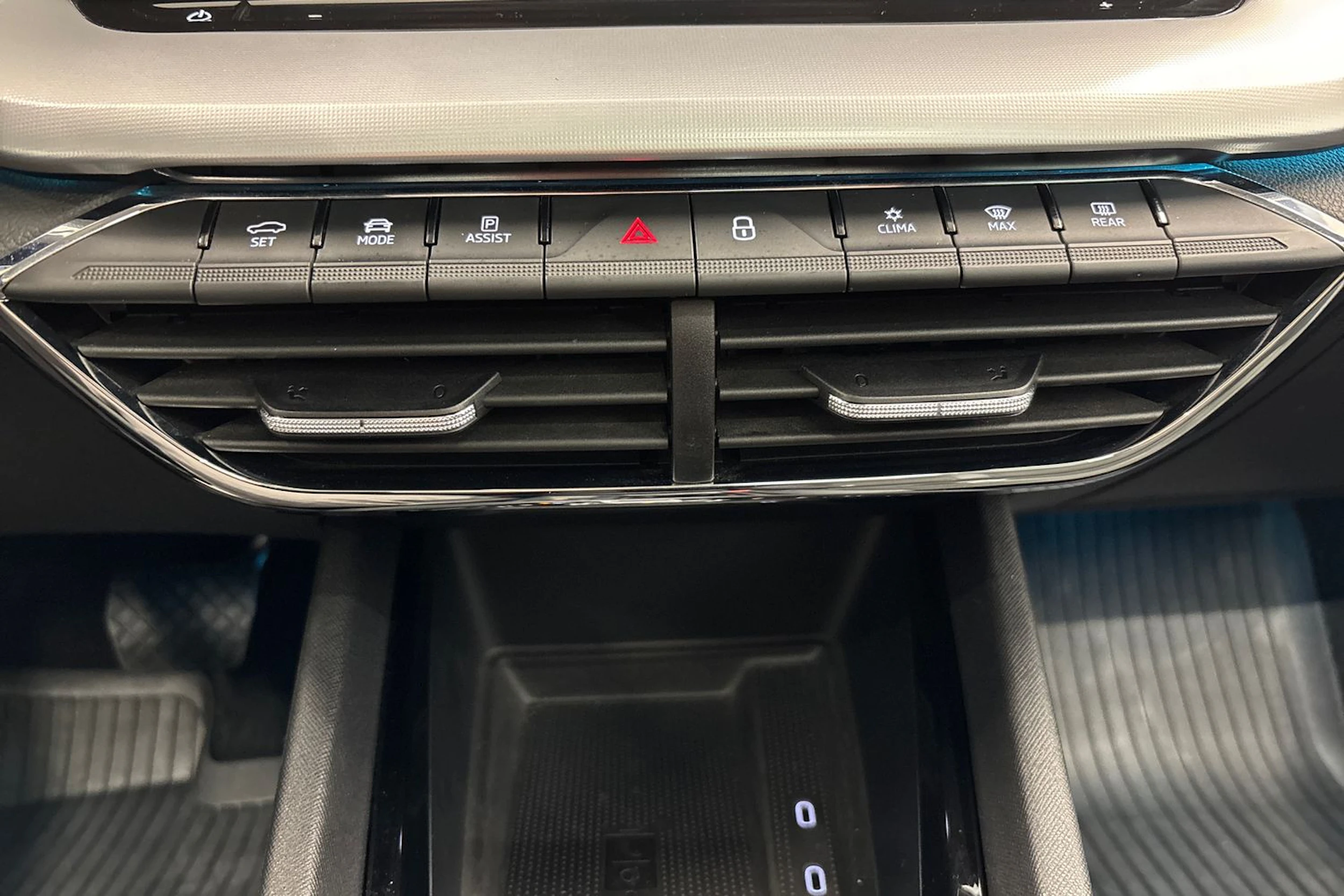 valkoinen Skoda Octavia 2021 kuva 17.