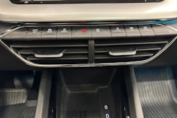 valkoinen Skoda Octavia 2021 kuva 17.