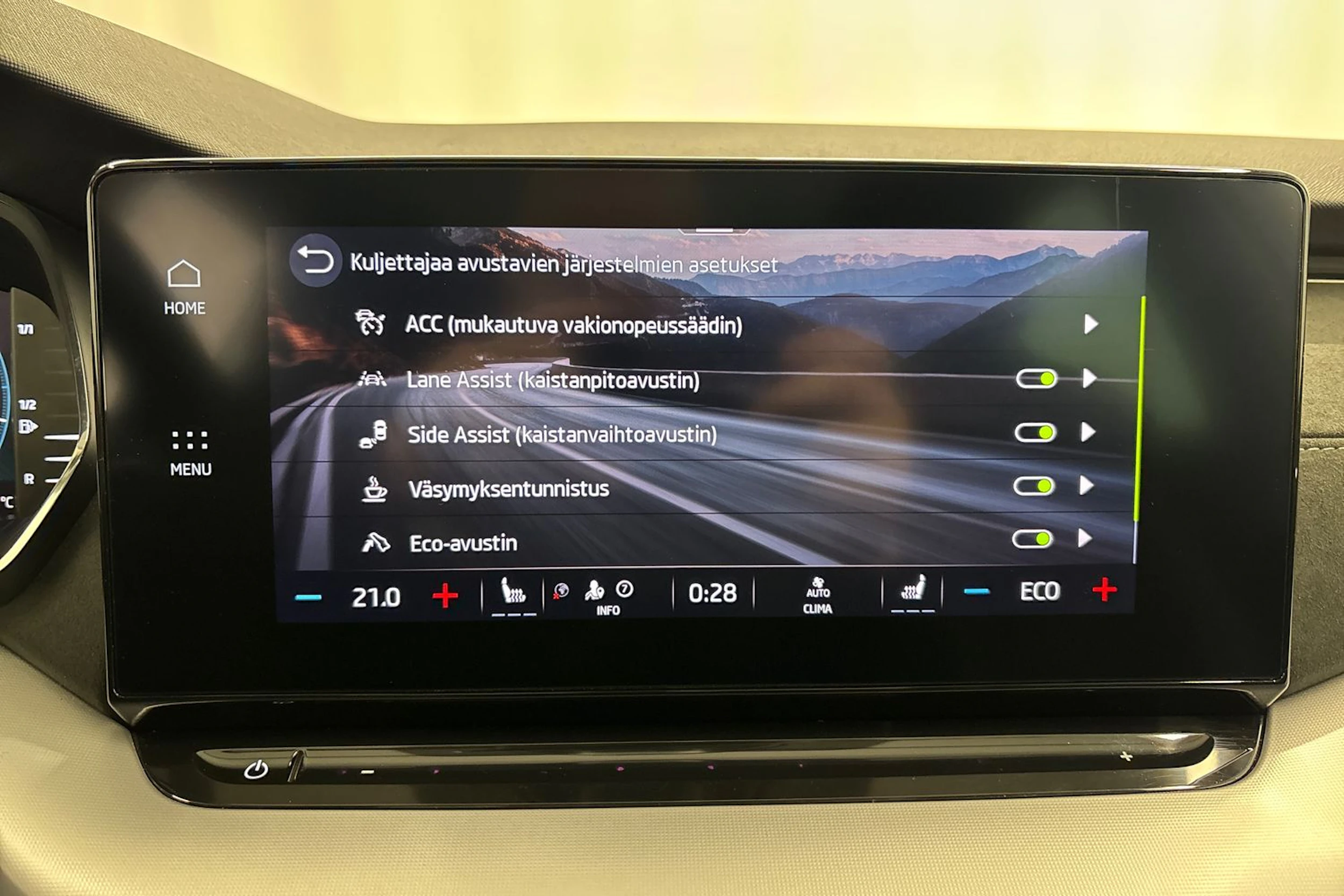 valkoinen Skoda Octavia 2021 kuva 23.