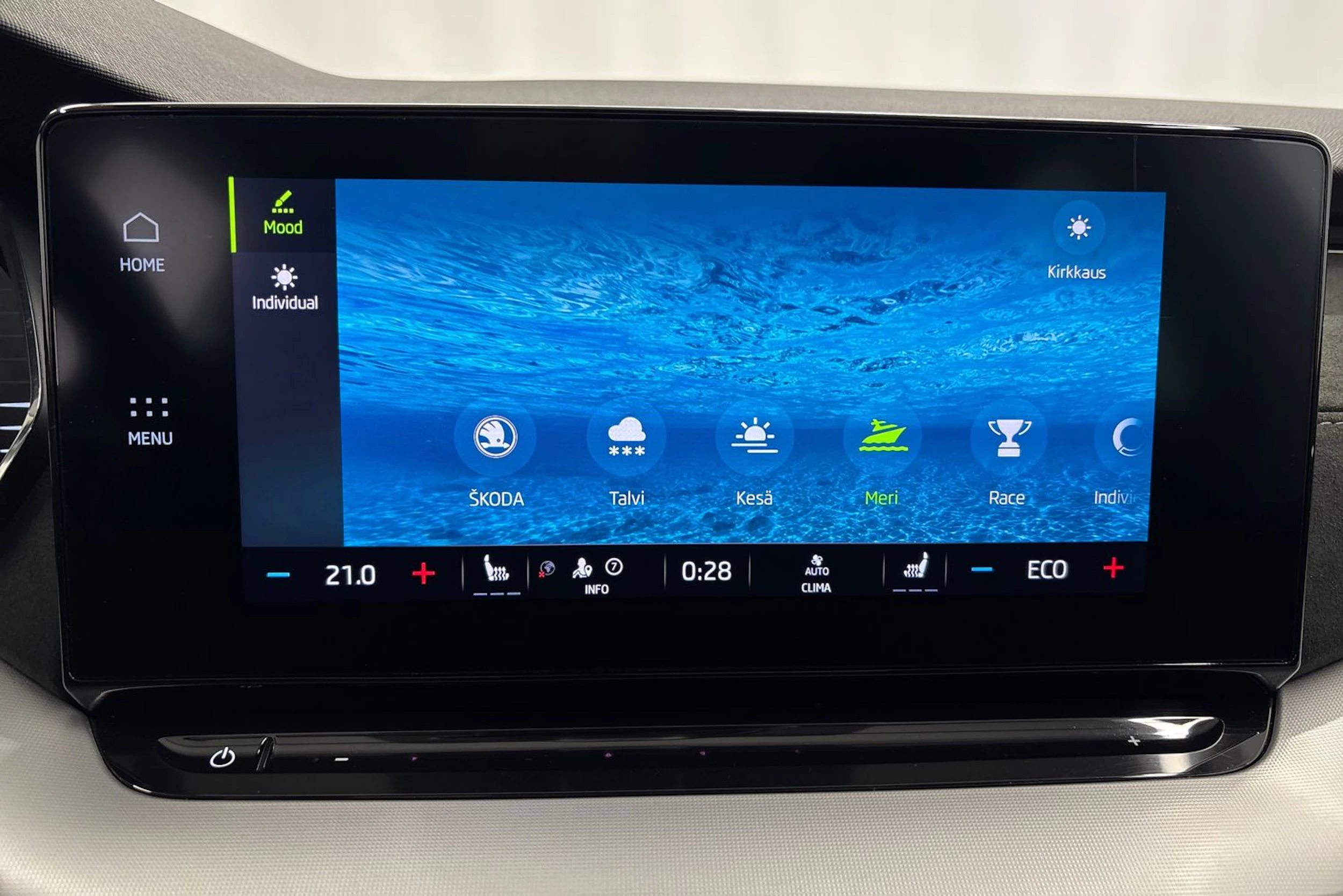 valkoinen Skoda Octavia 2021 kuva 25.