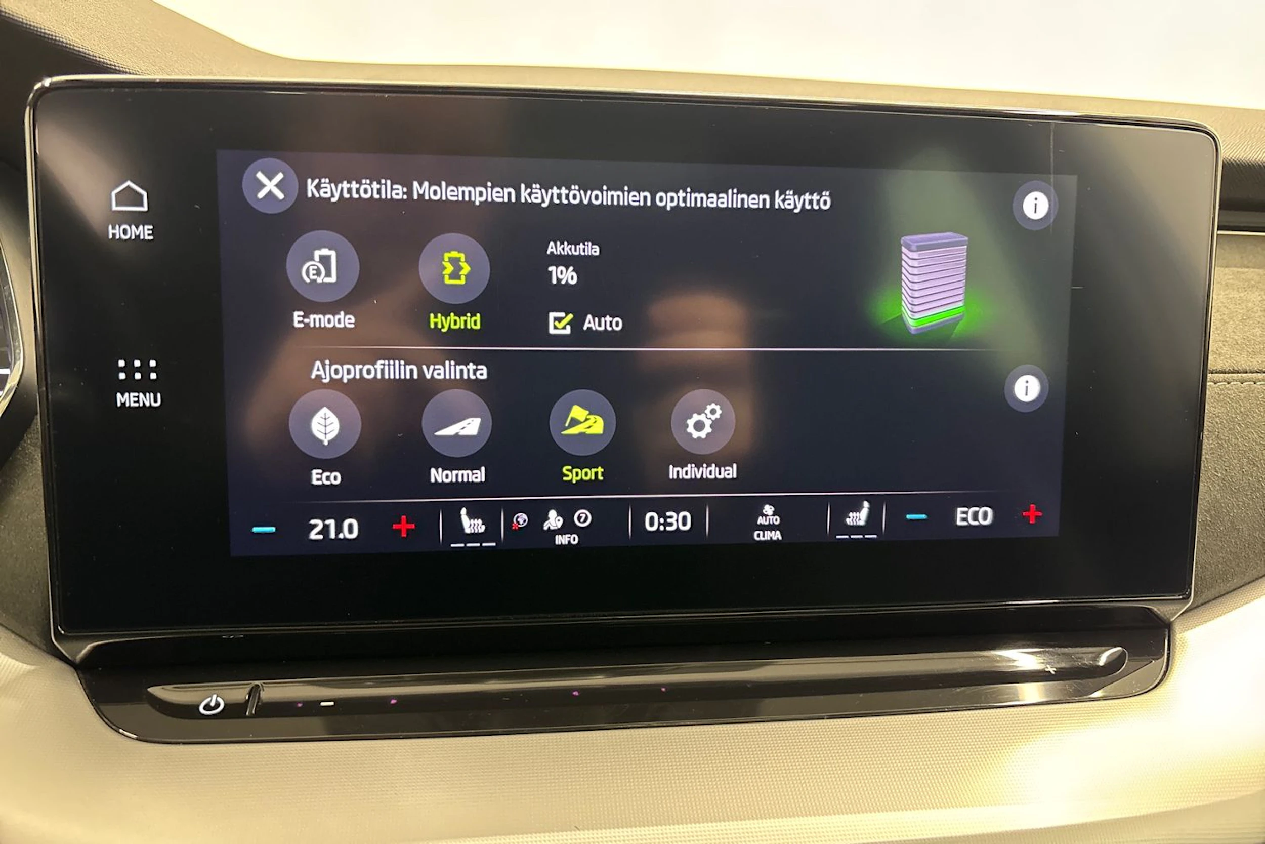 valkoinen Skoda Octavia 2021 kuva 28.