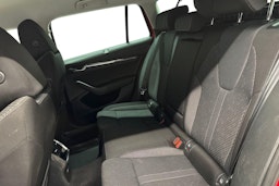 punainen Skoda Octavia 2021 kuva 10.