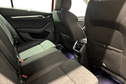 punainen Skoda Octavia 2021 kuva 14.