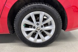 punainen Skoda Octavia 2021 kuva 16.