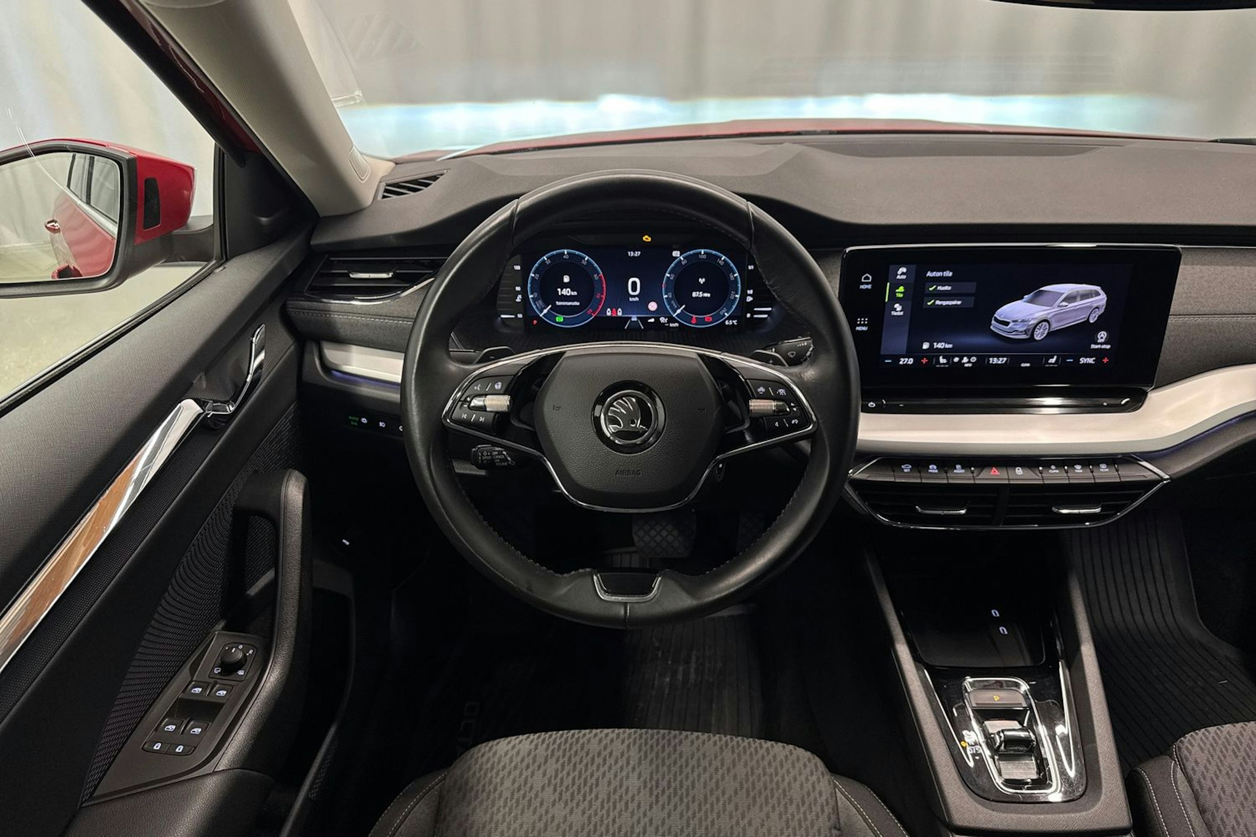 punainen Skoda Octavia 2021 kuva 24.