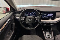 punainen Skoda Octavia 2021 kuva 24.