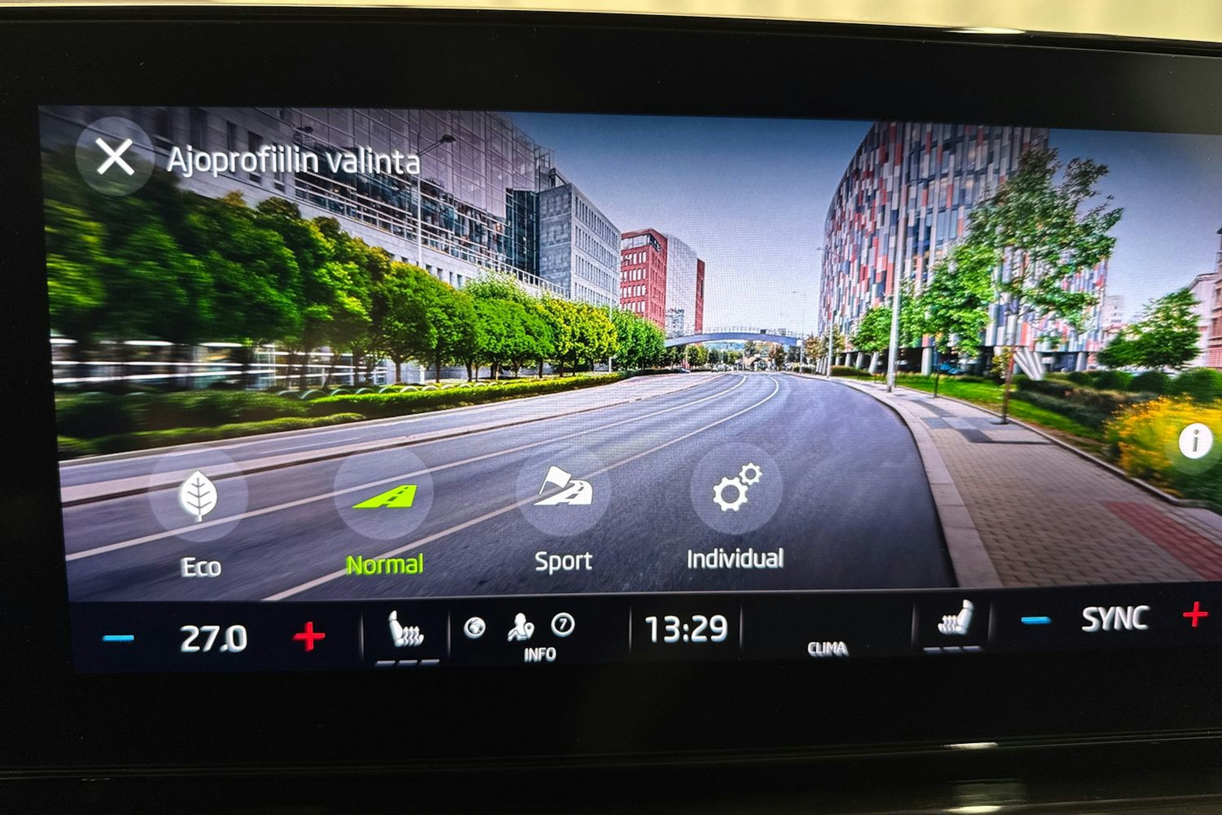 punainen Skoda Octavia 2021 kuva 28.