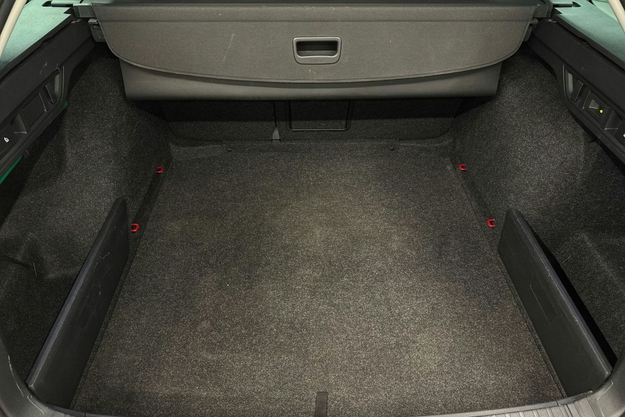 punainen Skoda Octavia 2021 kuva 38.