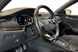 punainen Skoda Octavia 2021 kuva 7.