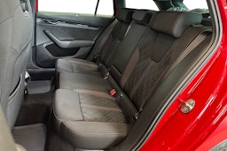 punainen Skoda Octavia 2021 kuva 10.