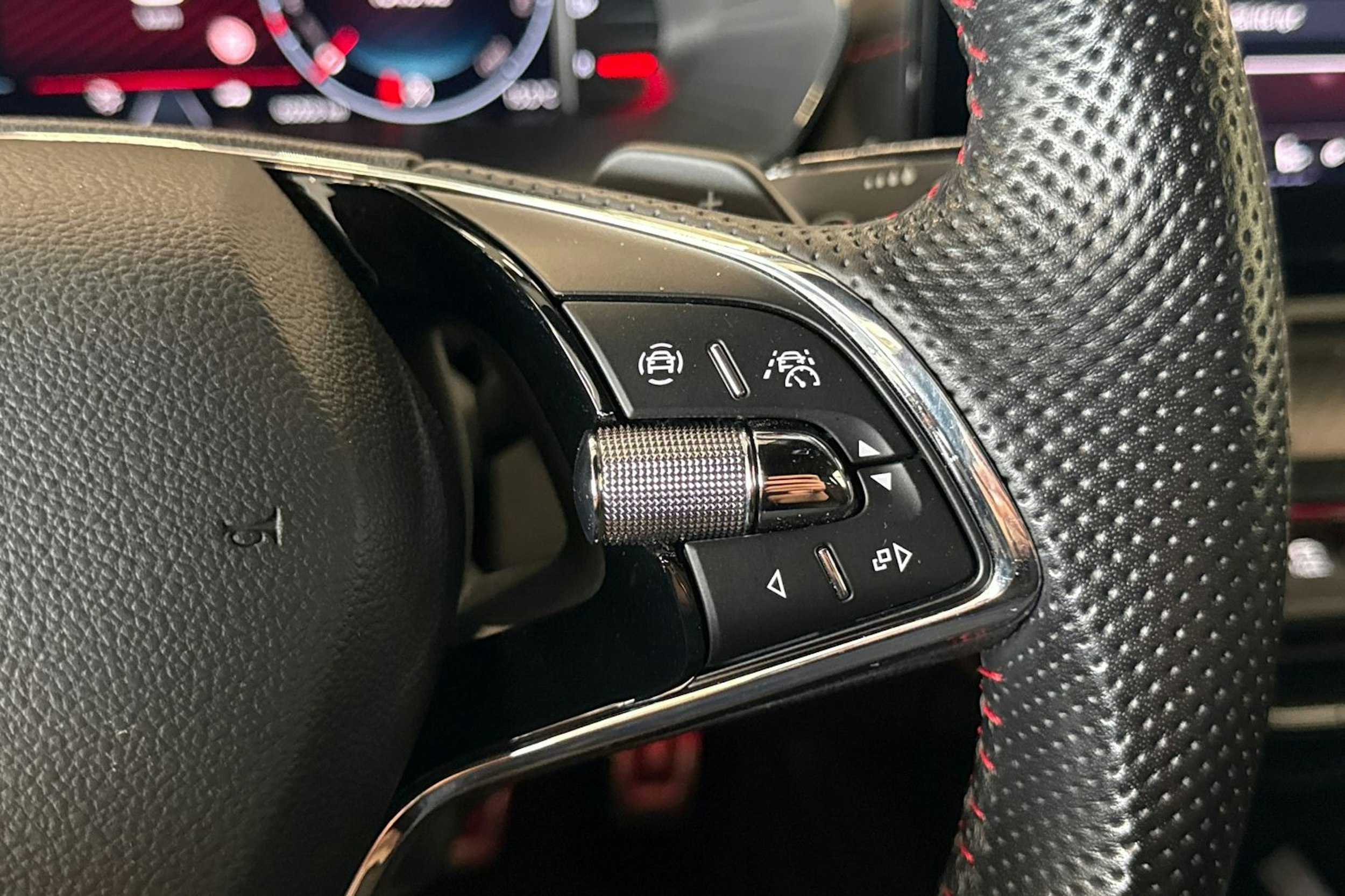 punainen Skoda Octavia 2021 kuva 16.