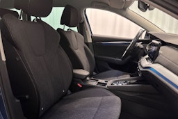 sininen Skoda Octavia 2021 kuva 15.