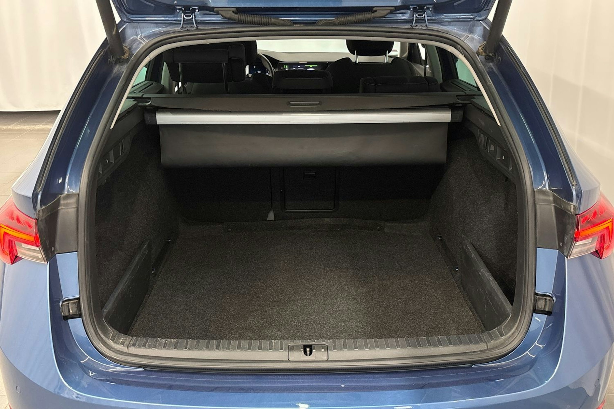 sininen Skoda Octavia 2021 kuva 16.