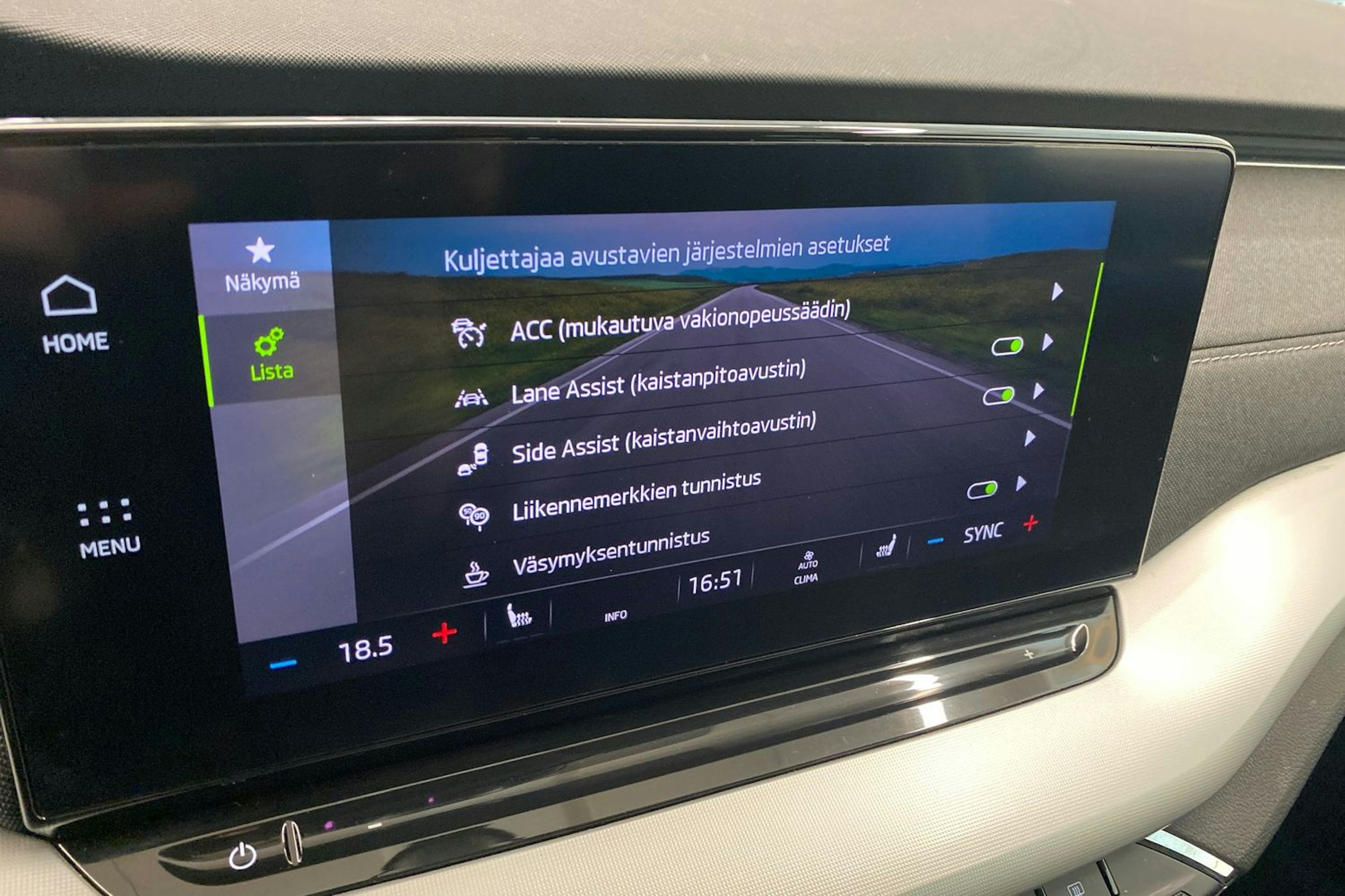 Harmaa Skoda OCTAVIA 2021 kuva 27.