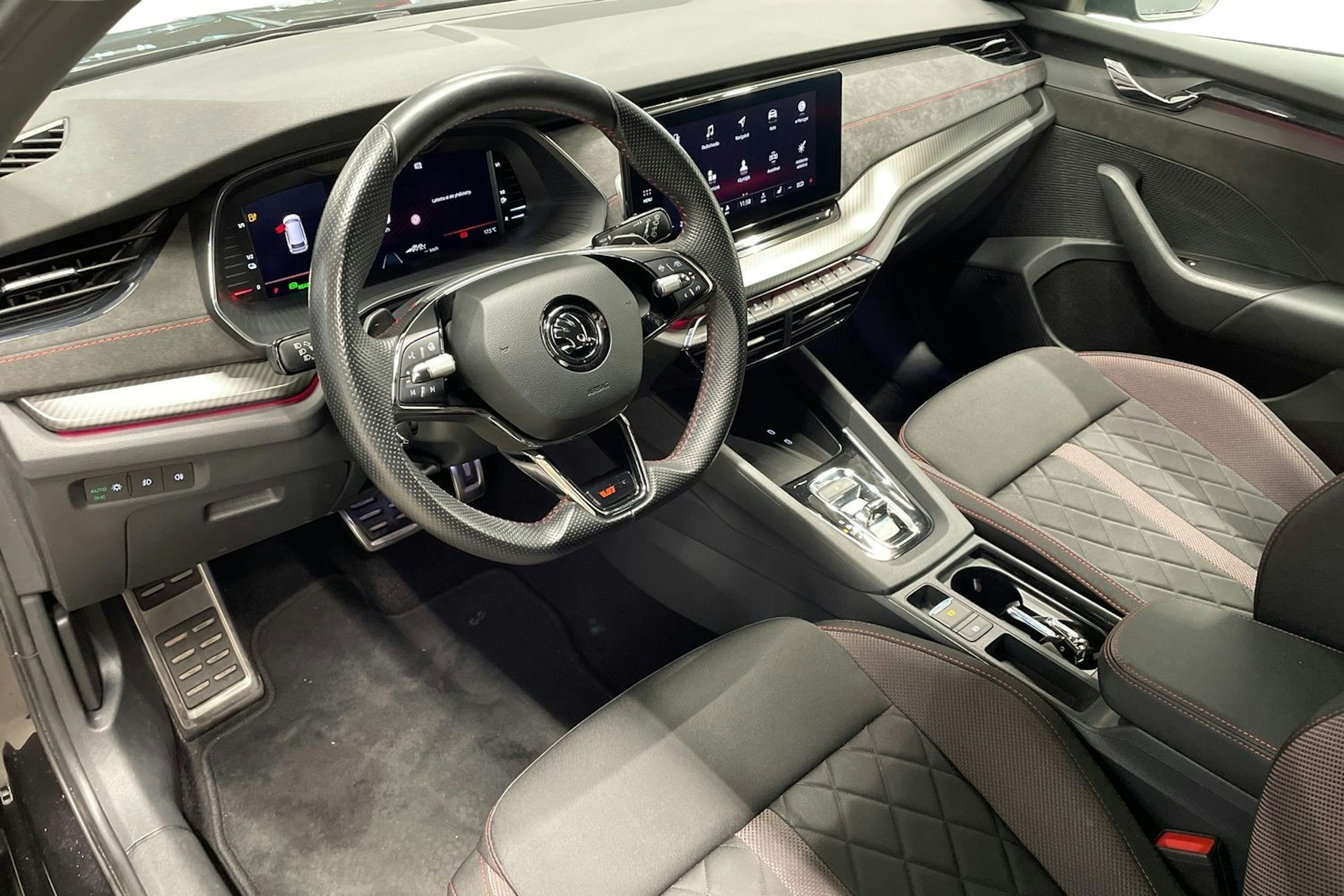 musta Skoda Octavia 2021 kuva 6.