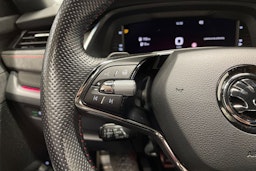 musta Skoda Octavia 2021 kuva 23.