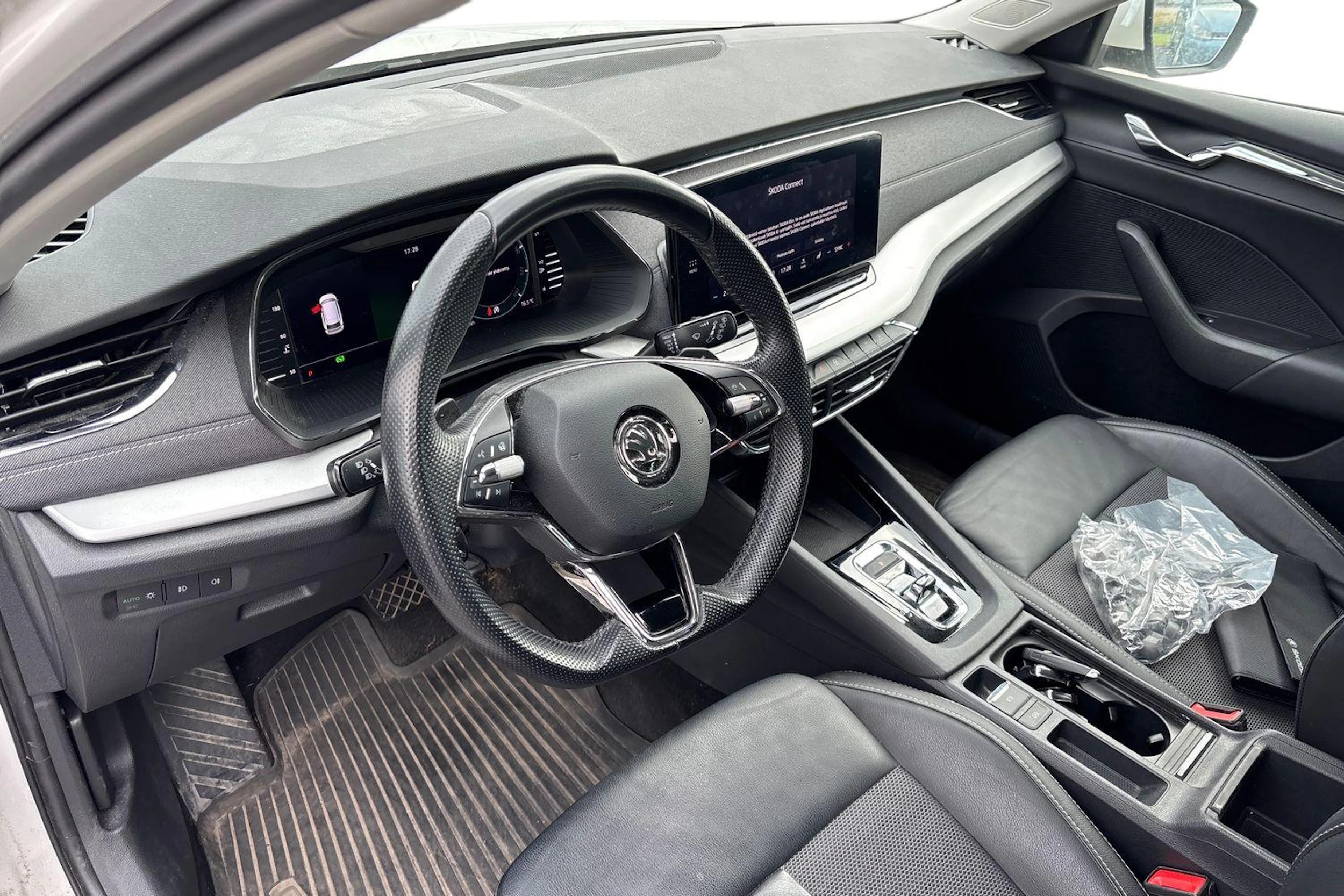 Valkoinen Skoda Octavia 2021 kuva 3.
