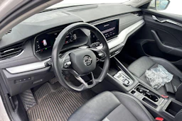 Valkoinen Skoda Octavia 2021 kuva 3.