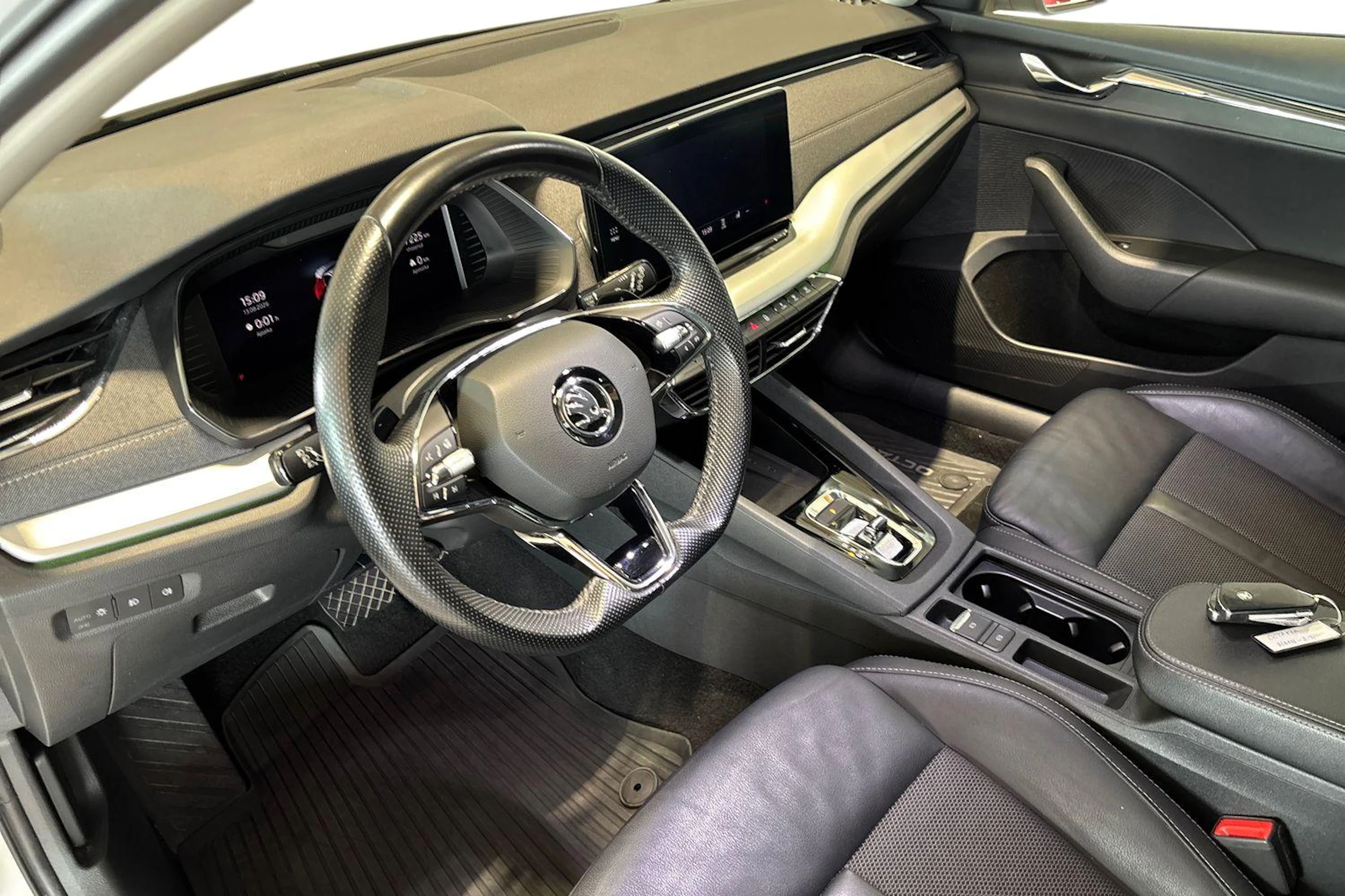 Valkoinen Skoda Octavia 2021 kuva 6.