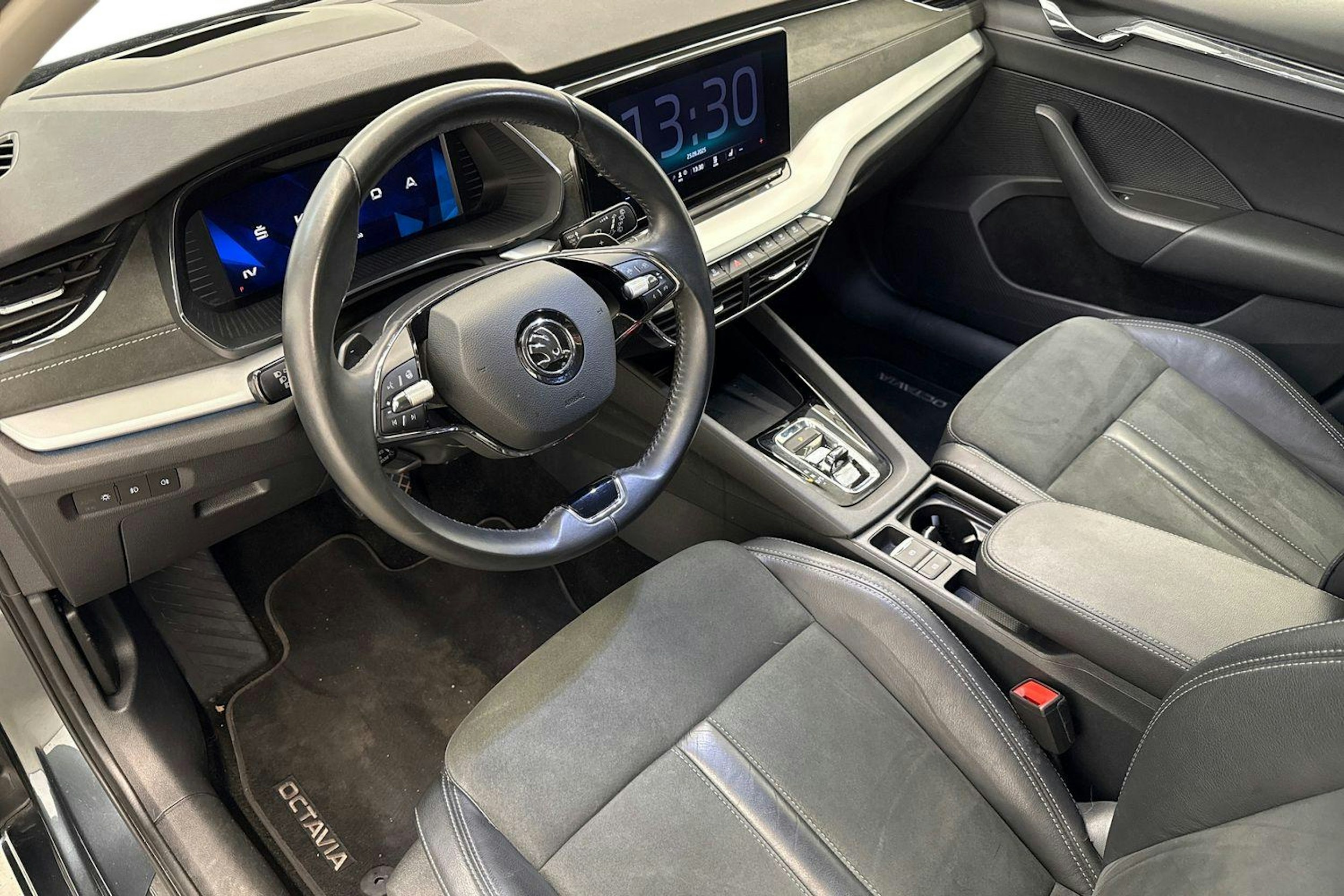 harmaa Skoda Octavia 2021 kuva 7.