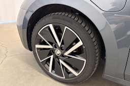 harmaa Skoda Octavia 2021 kuva 11.