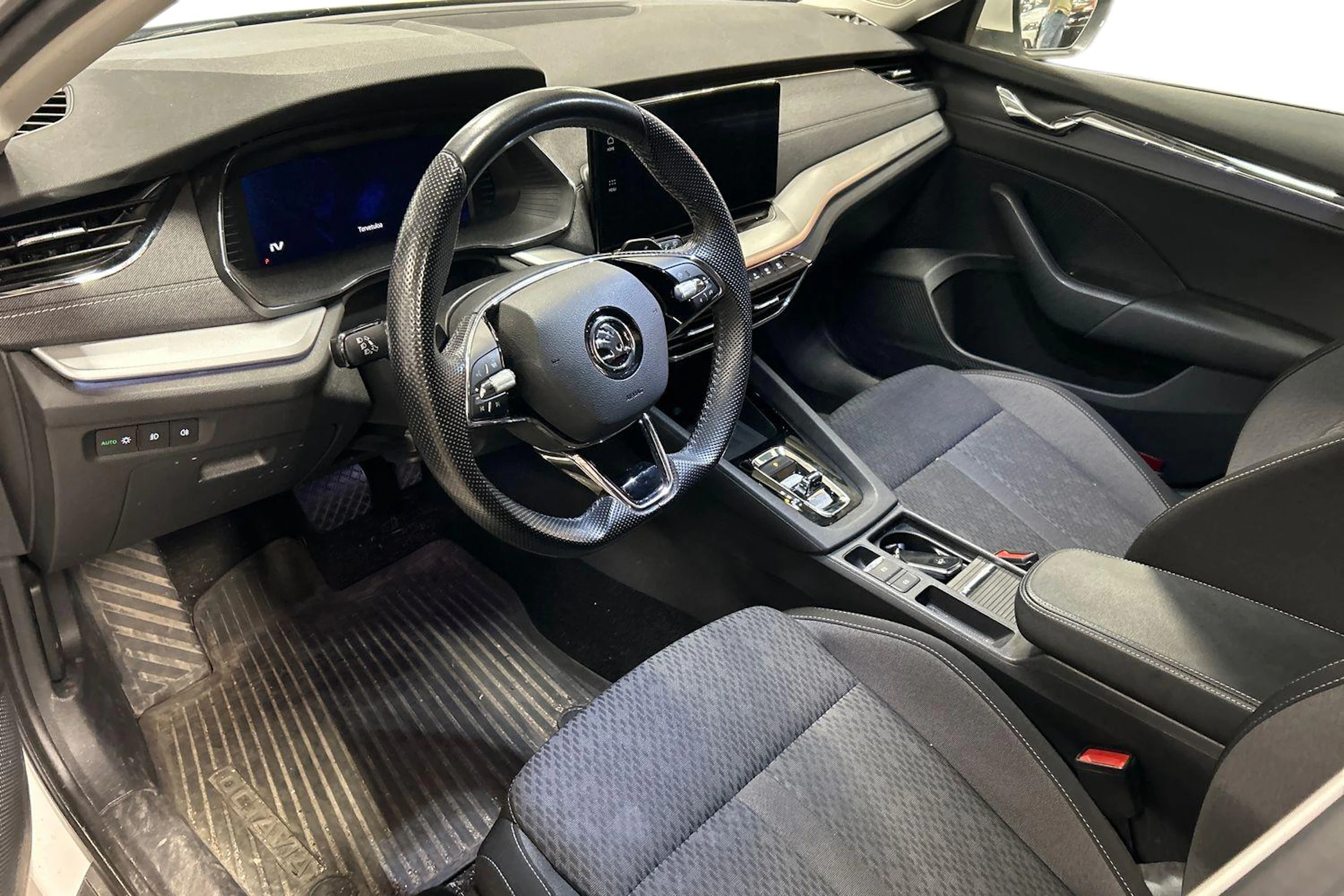 valkoinen Skoda Octavia 2021 kuva 3.