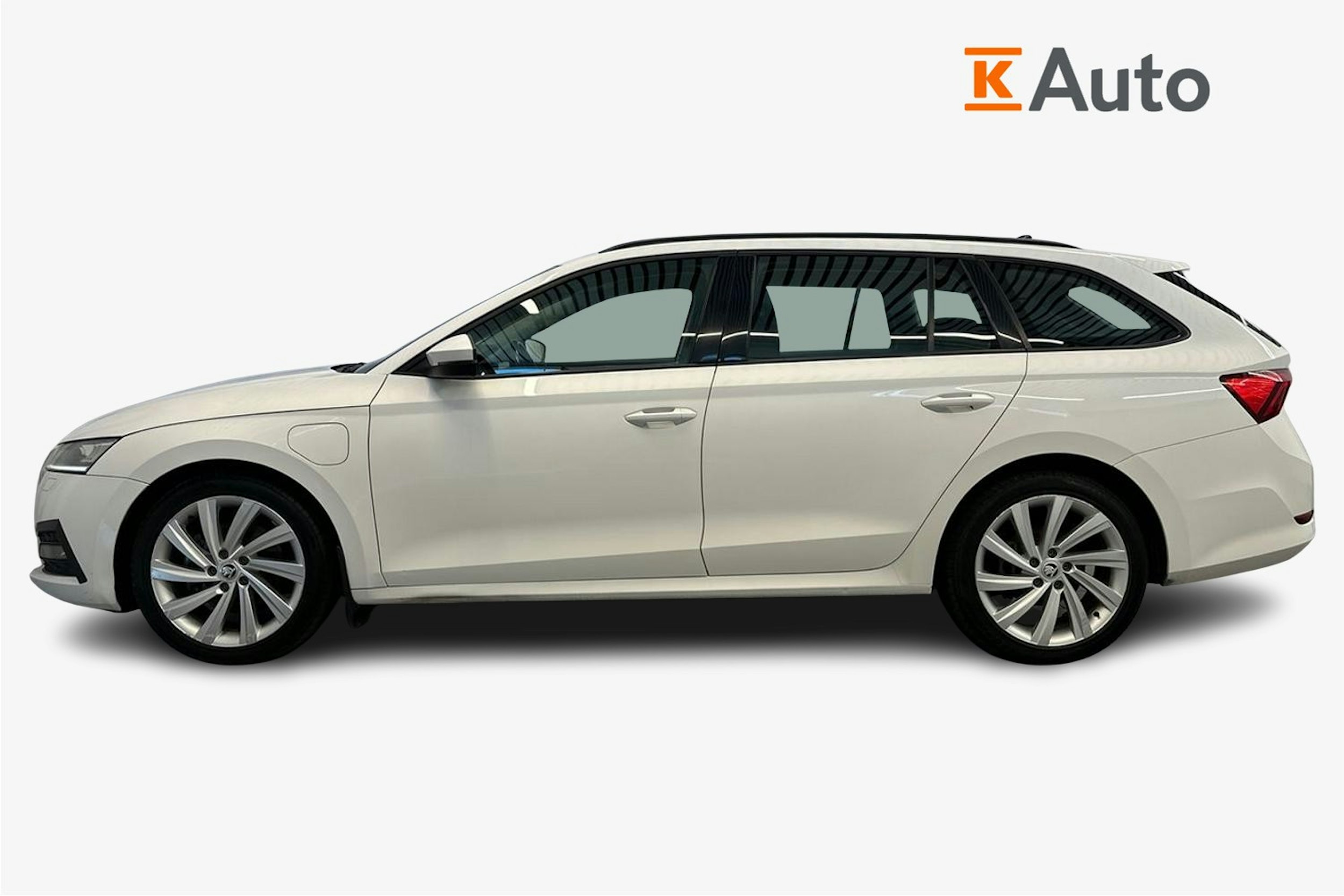 valkoinen Skoda Octavia 2021 kuva 6.