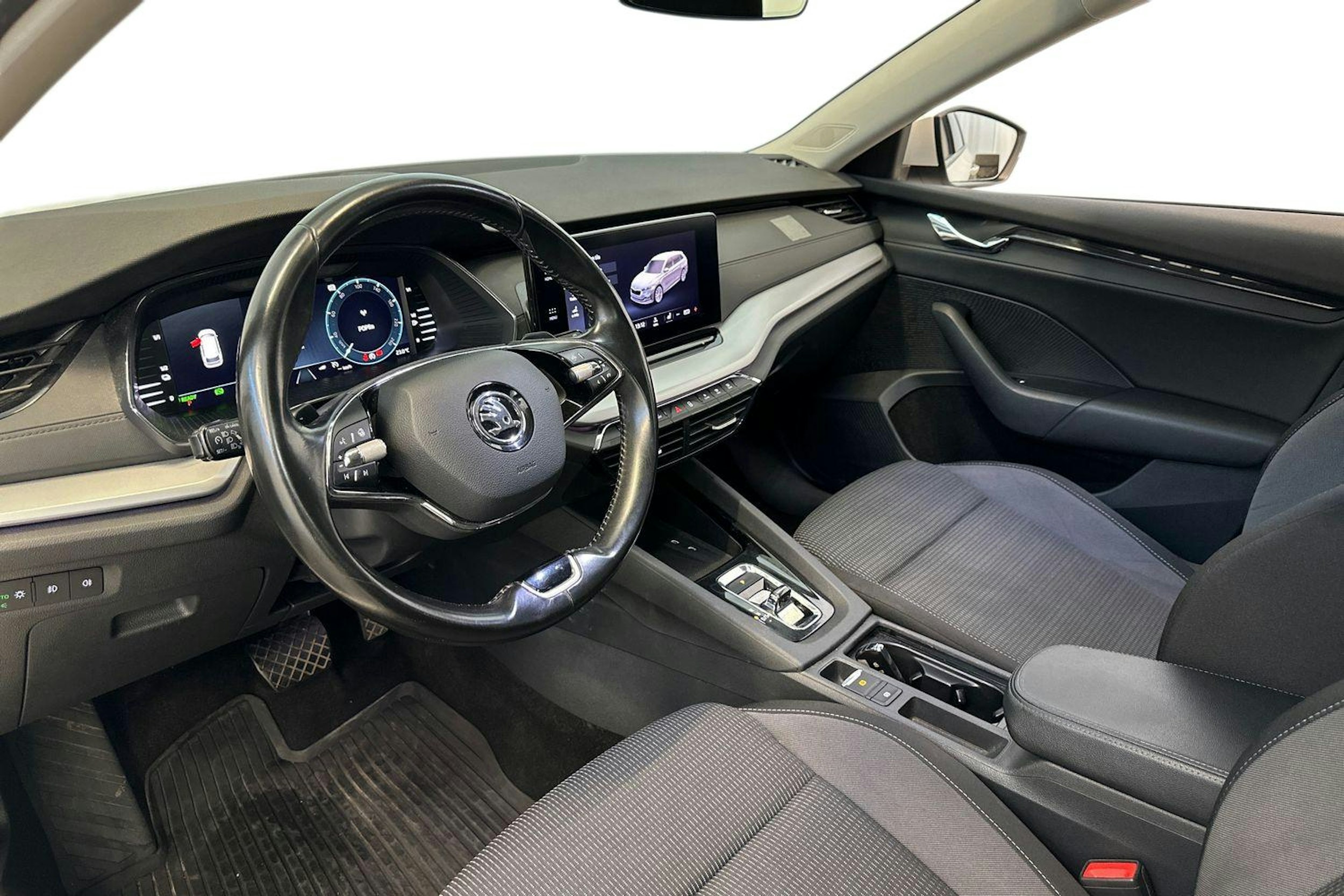 valkoinen Skoda Octavia 2021 kuva 7.