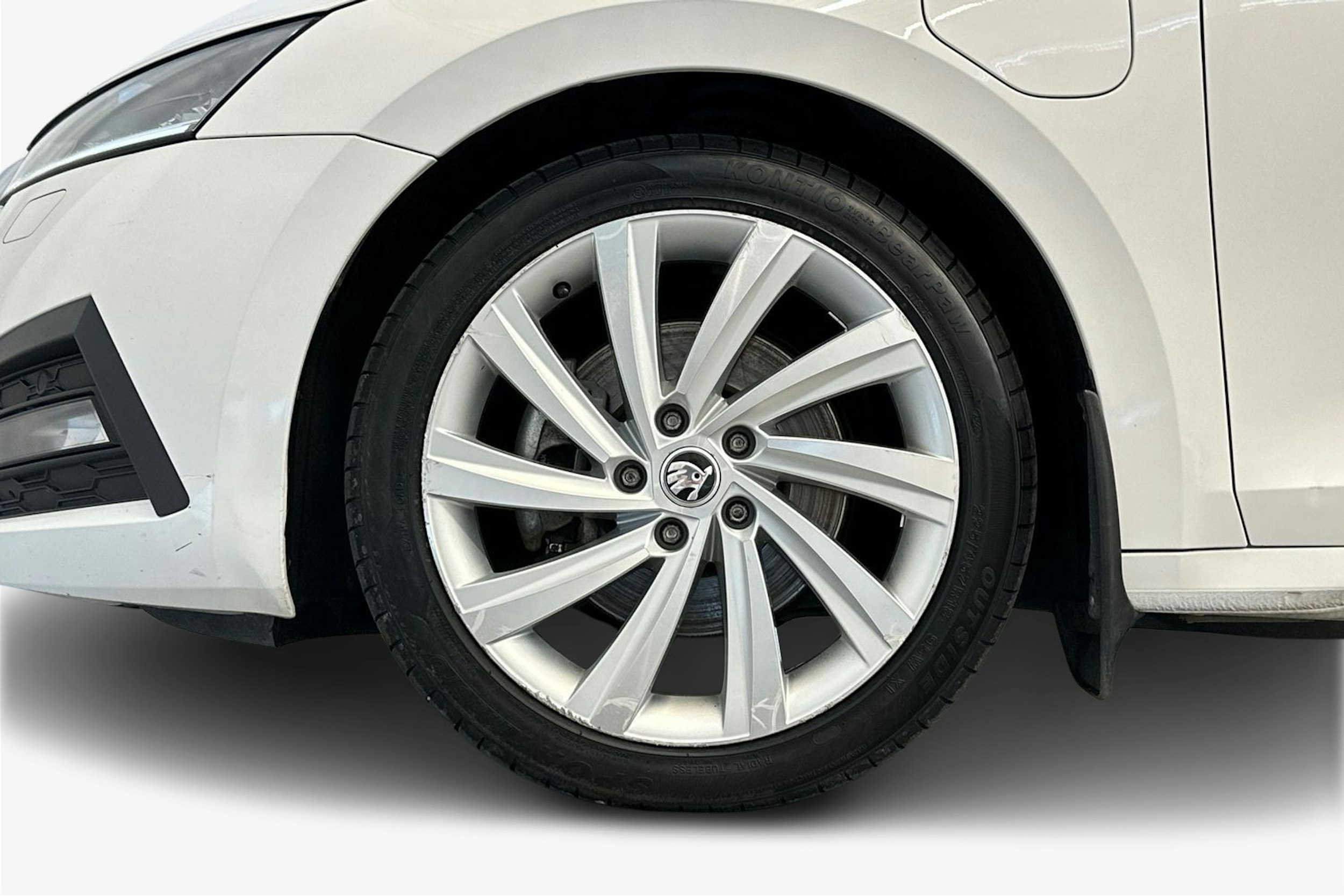 valkoinen Skoda Octavia 2021 kuva 11.