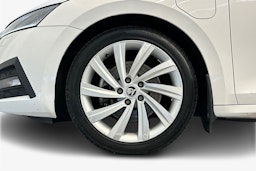 valkoinen Skoda Octavia 2021 kuva 11.