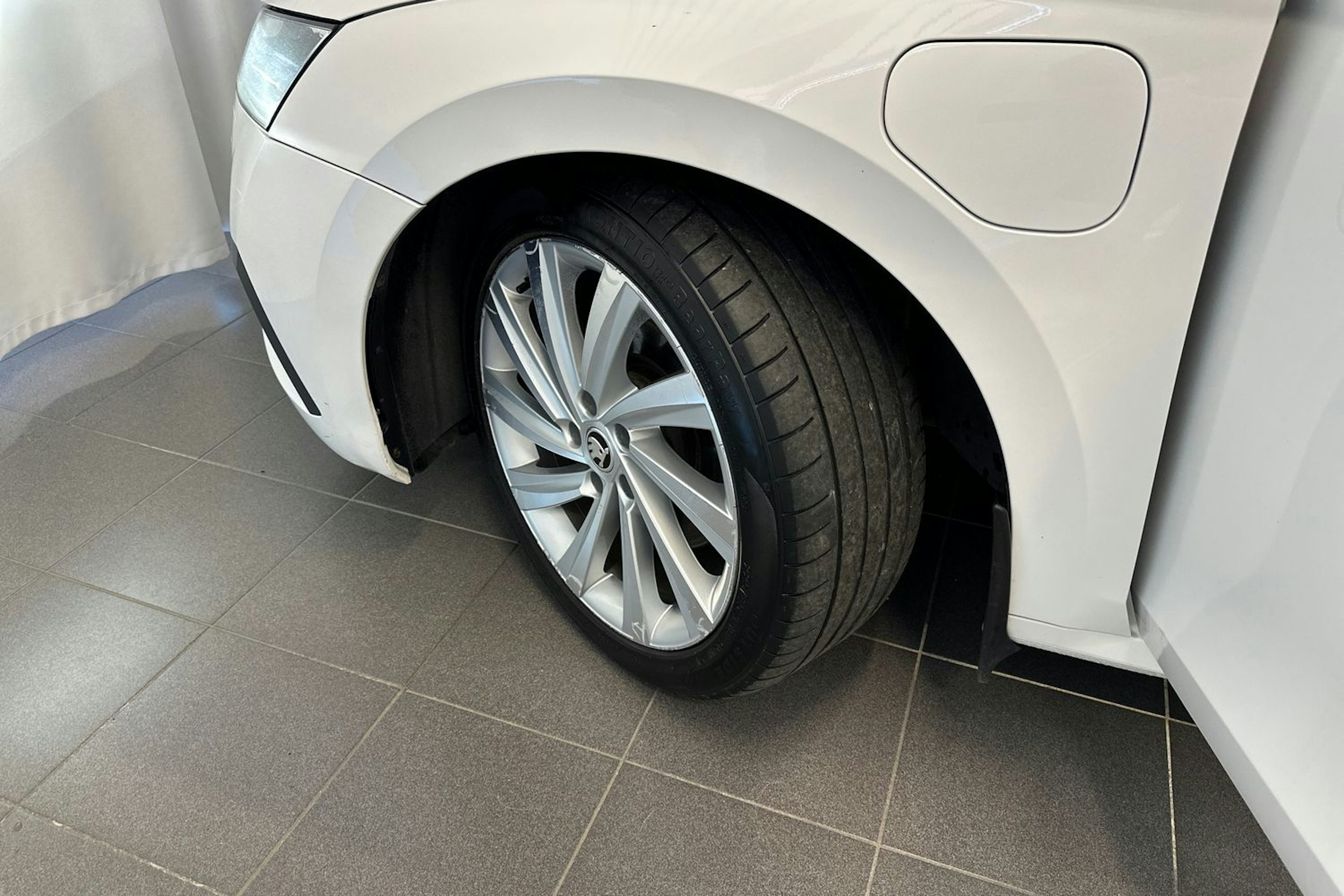 valkoinen Skoda Octavia 2021 kuva 13.