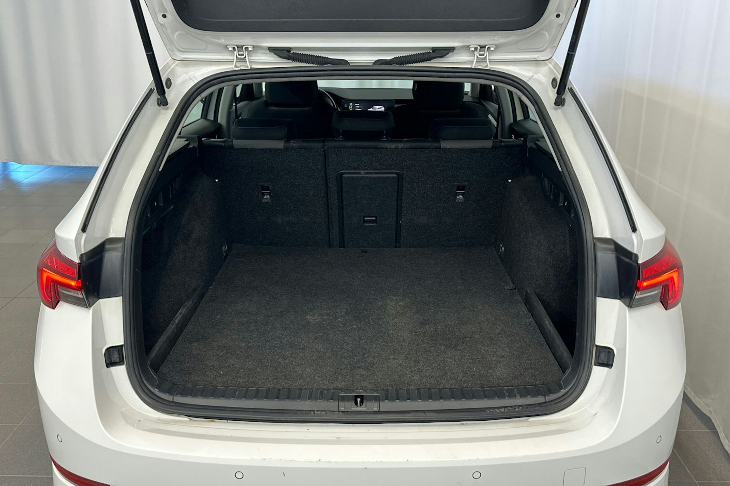 valkoinen Skoda Octavia 2021 kuva 14.