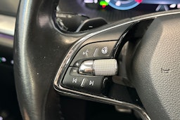 valkoinen Skoda Octavia 2021 kuva 17.