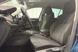 sininen Skoda Octavia 2021 kuva 22.
