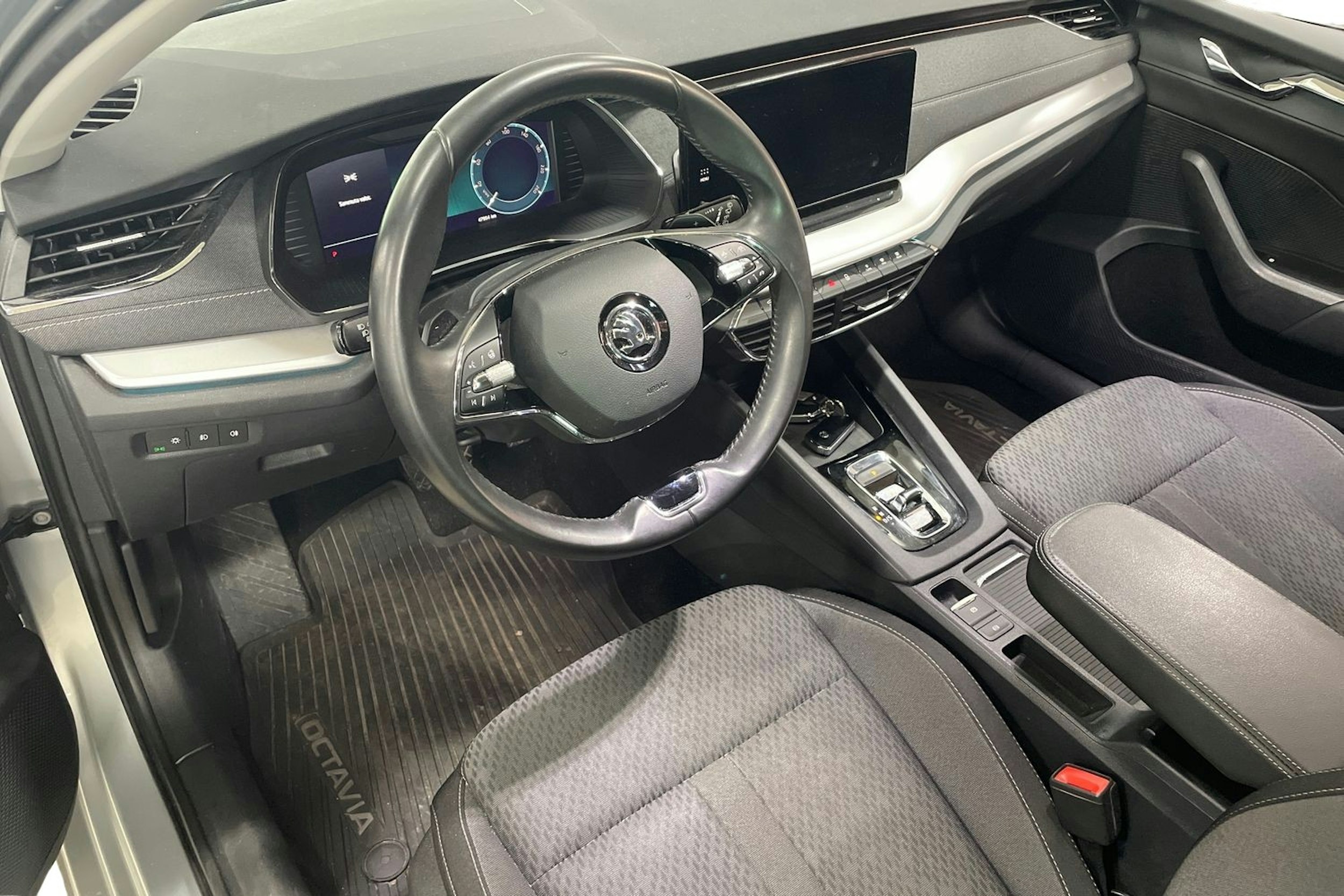 harmaa Skoda Octavia 2021 kuva 3.