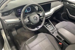 harmaa Skoda Octavia 2021 kuva 3.