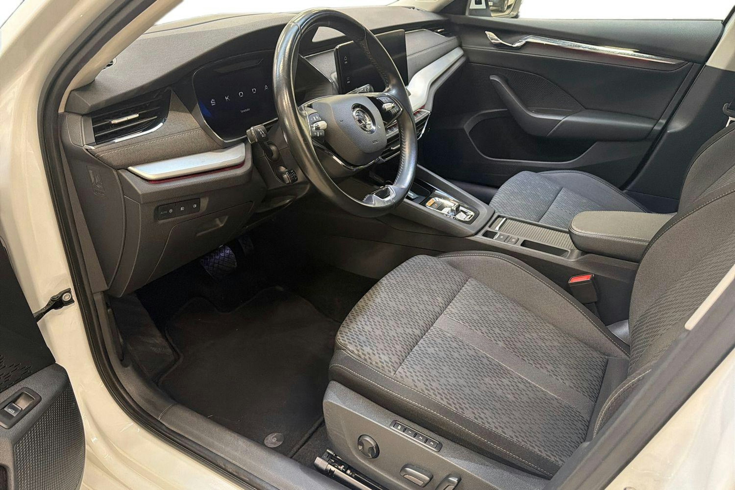 valkoinen Skoda Octavia 2021 kuva 4.