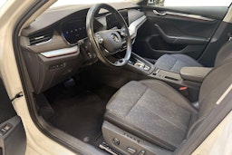 valkoinen Skoda Octavia 2021 kuva 4.